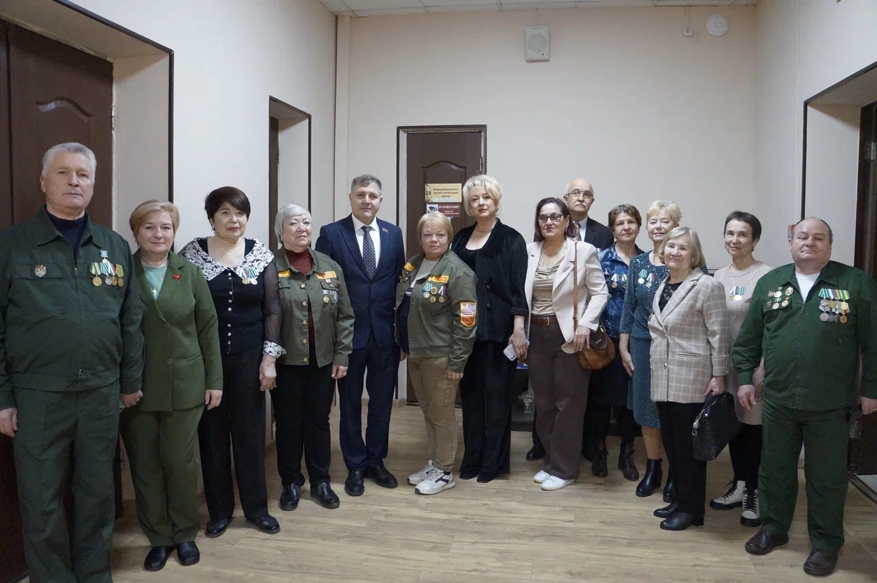 Многие помнят, как в дни нашей молодости из каждого радиоприемника гремела песня группы…