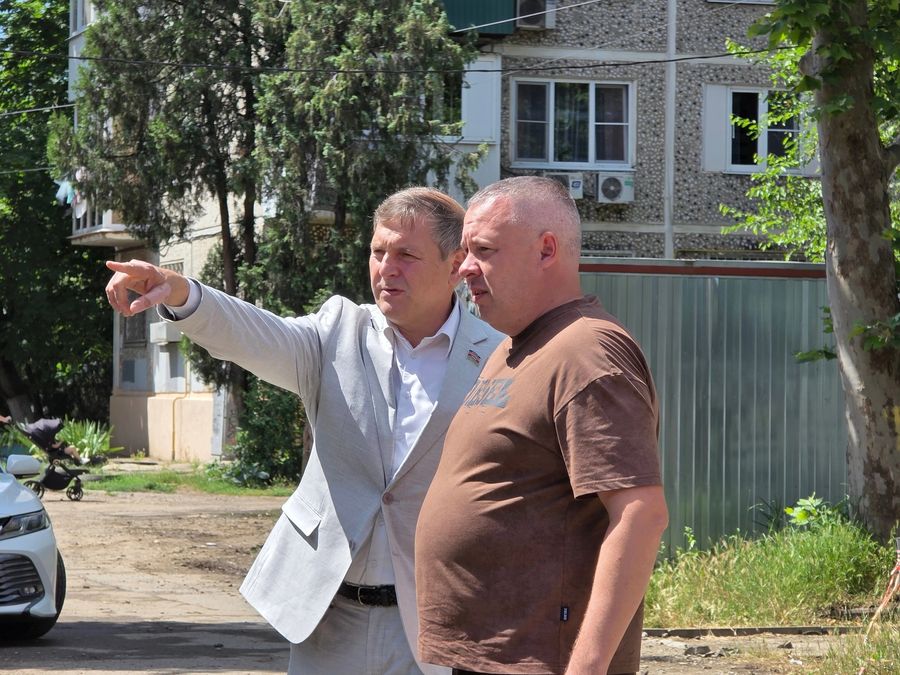 Сегодня прошёл по двум адресам в Карасунском округе, где сейчас идут работы по благоустройству.