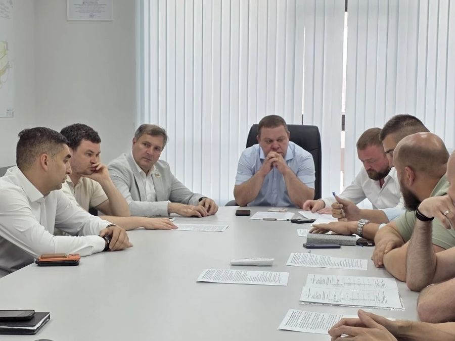 С депутатом городской Думы Краснодара Павлом Шапошниковым ведём работы на ул. Почтовой…