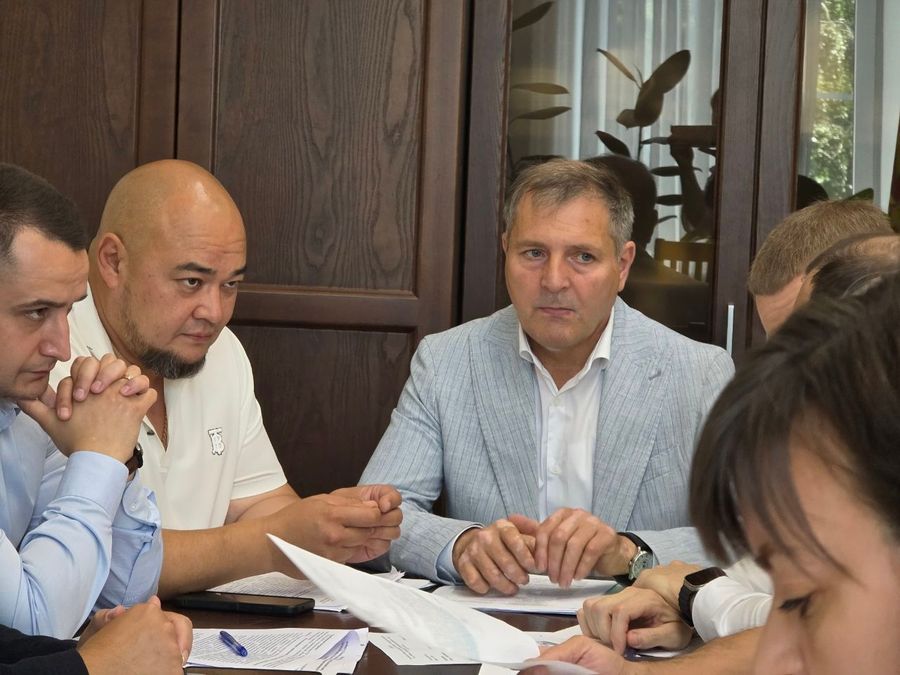 Провёл очередное рабочее совещание по строительству поликлиники на хуторе Ленина, по ул…
