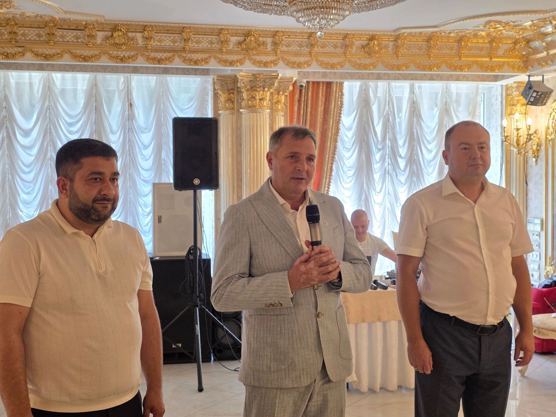 Сегодня, в День семьи, любви и верности, вместе с коллегами, депутатом ЗСК Денисом Хмелевским…