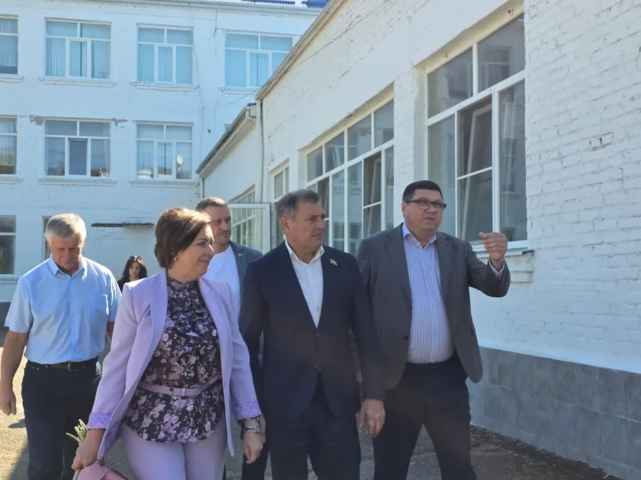 В ходе рабочей поездки в Тимашевский район вместе с главой Андреем Палием посетил школу № 5.